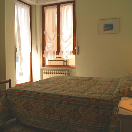 La Terrazza Tra Pini E Mare Apartman San Bartolomeo al Mare Szoba fotó