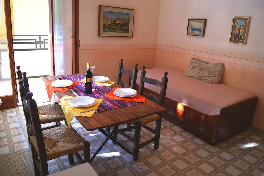 La Terrazza Tra Pini E Mare Apartman San Bartolomeo al Mare Szoba fotó