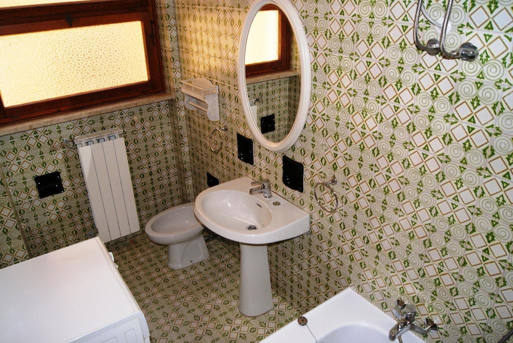 La Terrazza Tra Pini E Mare Apartman San Bartolomeo al Mare Szoba fotó