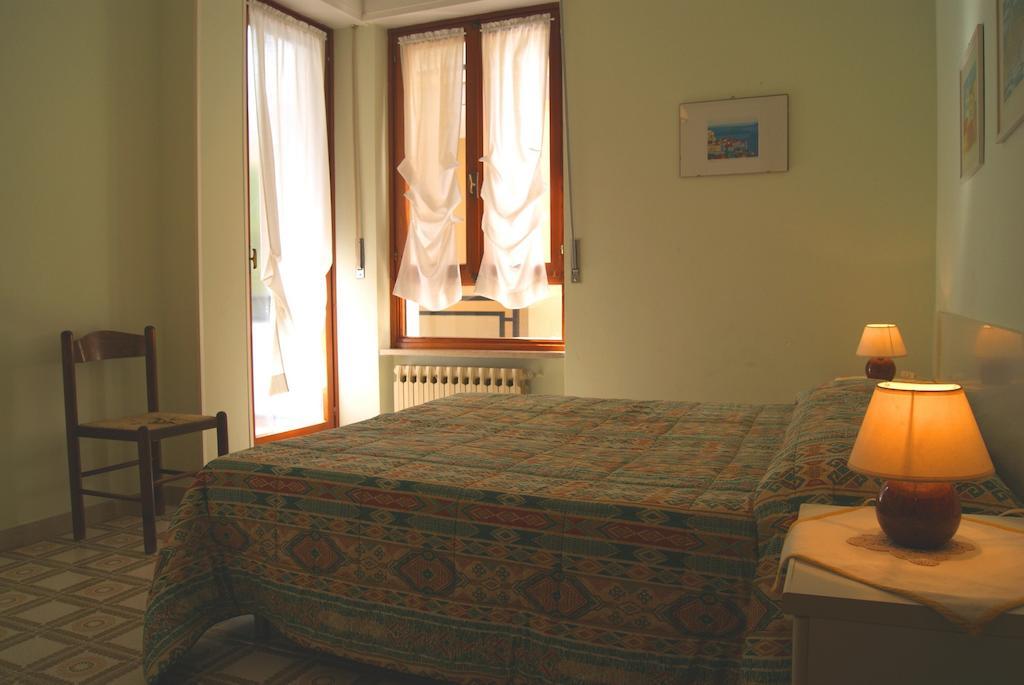 La Terrazza Tra Pini E Mare Apartman San Bartolomeo al Mare Szoba fotó
